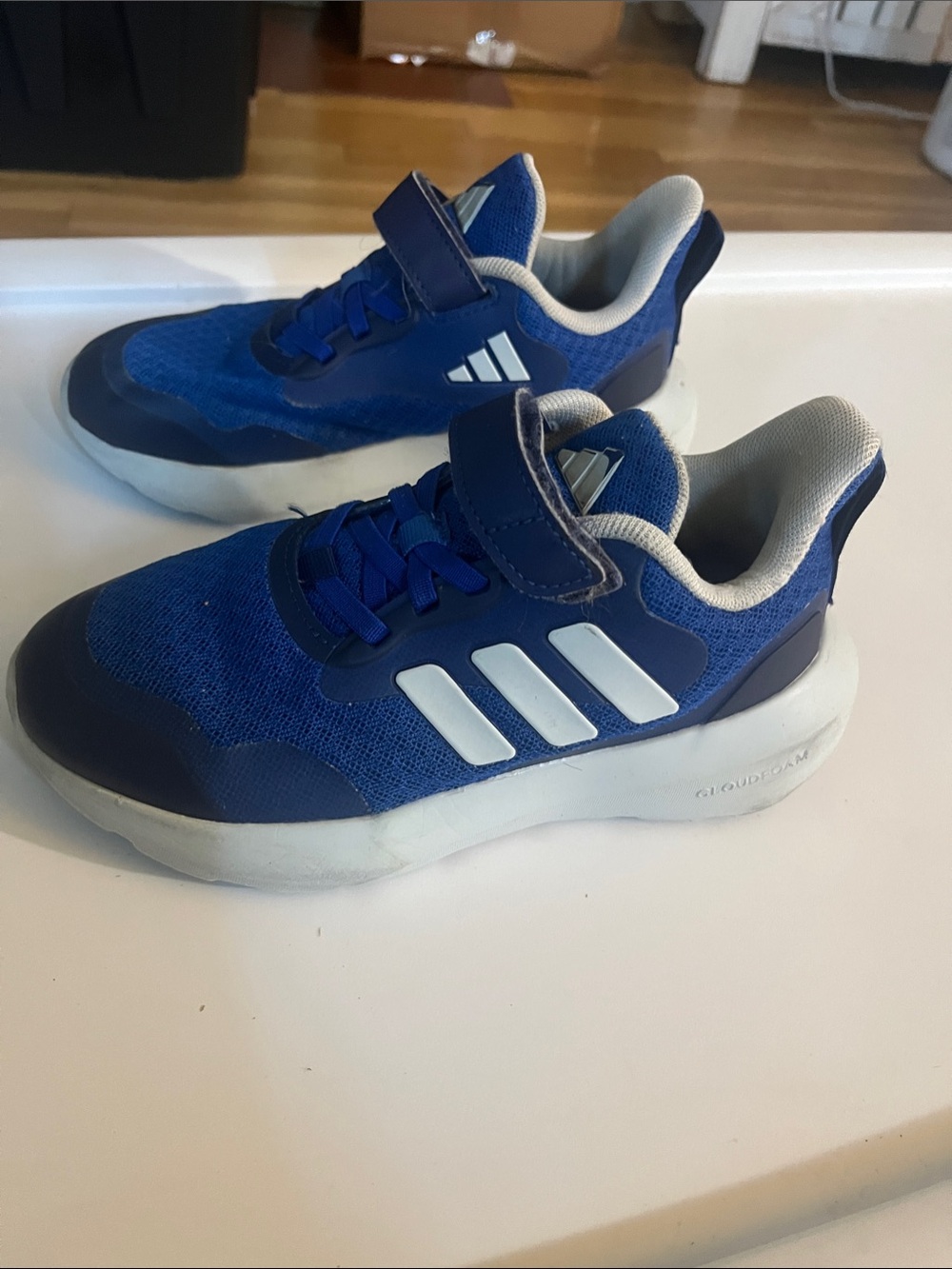 adidas youth cloud foam sneakers in blue/grey size 1Y